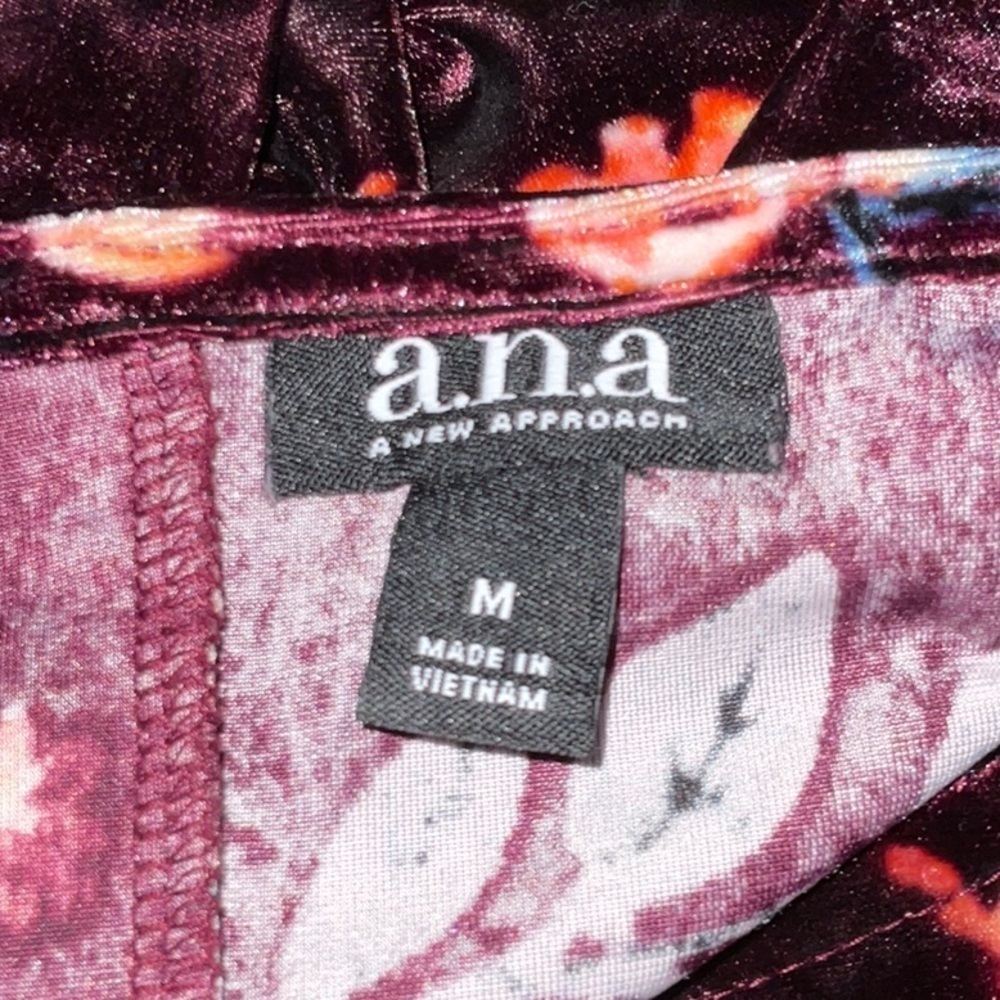 a.n.a. Top. Deep Purple velvety feel. Size M - Picture 4 of 9